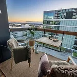 Modern 2bed Sea View @ Barcode